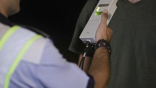 Un șofer băut s-a răsturnat cu mașina &icirc;ntr-o r&acirc;pă