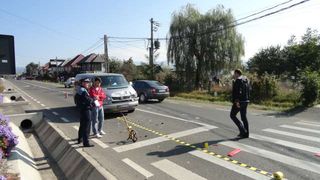 Un șofer de 85 de ani a lovit o tânără pe trecerea de pietoni