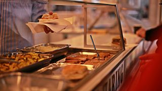 VIDEO | Scumpirile au ajuns și la Parlament. Aleșii se pl&acirc;ng că dau mai mult pe un pr&acirc;nz, asta deși o ciorbă costă c&acirc;t un covrig