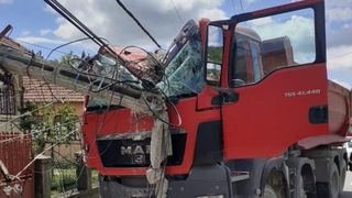 VIDEO | Momentul în care o basculantă face prăpăd pe șosea după ce șoferul a suferit un AVC la volan