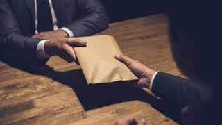 Scandal la Spitalul Municipal Timişoara. Un fost manager a fost prins când lua mită de la un pacient