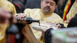 Ziua Eroilor 2022: Pe 2 iunie se face pomenirea morţilor. Ce este bine să dai de pomană?