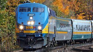 Adolescenți filmați în timp ce aleargă în fața unui tren care se apropie cu viteză