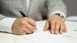 VIDEO - Atenție la recenzorii falși! Cum putem identifica persoanele care sunt autorizate să facă recenzare