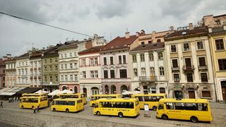 Autobuze școlare goale în centrul unui oraș din Ucraina. Sutele de copii uciși în războiul lui Putin, comemorați de 1 Iunie