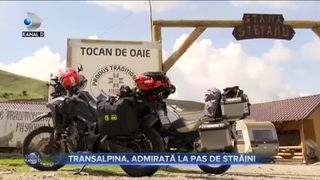 Transalpina, admirată la pas de străini