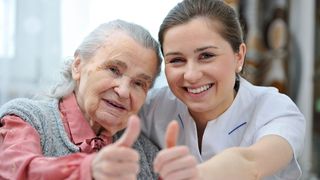 Cele mai importante motive pentru care ar trebui să apelezi la un cămin de bătrâni pentru cei dragi ție