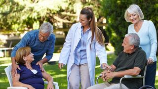 Cele mai importante motive pentru care ar trebui să apelezi la un cămin de bătrâni pentru cei dragi ție