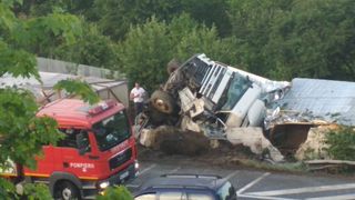 Accident grav &icirc;n Vrancea. Un camion ce transporta bare de fier s-a răsturnat peste un solar de legume