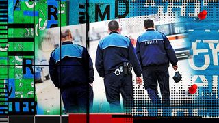 VIDEO - Agent de la Poliția Locală, imobilizare demnă de cascadorii râsului. Acesta a căzut peste o bunică care încerca să își apere nepotul