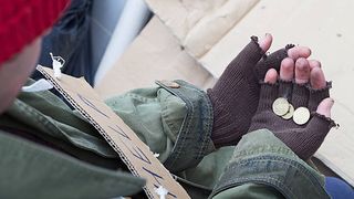 Un român a fost exploatat în Spania de conaționali. Îl forțau să cerșească 15 ore pe zi, fără apă sau mâncare