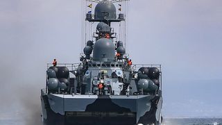 Alertă la Marea Neagră. Rusia a desfășurat cel mai mare grup de nave de desant. Odesa, bombardată din nou