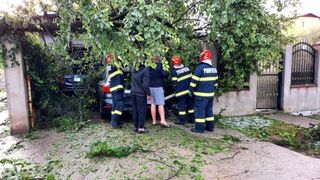 Pompierii militari intervin &icirc;n Giurgiu, &icirc;n urma unei ploi abundente de noaptea trecută
