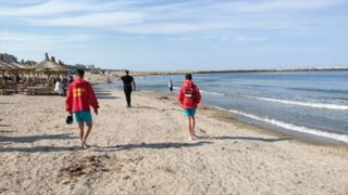 Un tânăr a fost scos inconștient din mare, apoi a murit