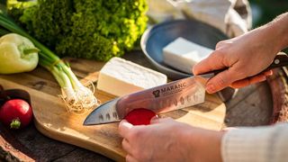Care sunt caracteristicile unui cuțit de bucătar bun și ce beneficii îți aduce?