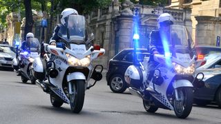 Polițist pe motocicletă, rănit într-un accident auto în centrul Capitalei