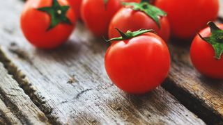 VIDEO - Prețul kilogramului de roșii a scăzut și de 5 ori. Vezi unde se vând roșii cu 2 lei kilogramul