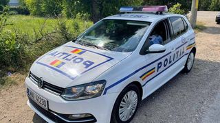 O tânără de 27 de ani din Vrancea a murit după ce a sărit din mașina pe care o conducea