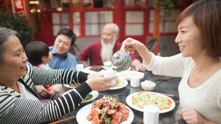 După o lună de carantină, locuitorii din Beijing sărbătoresc redeschiderea restaurantelor