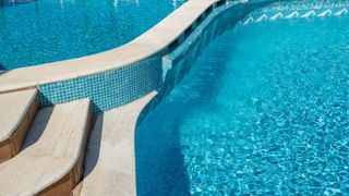 Incident la un pas de tragedie. Un bărbat de 70 de ani a fost aproape să se înece într-o piscină din Voluntari