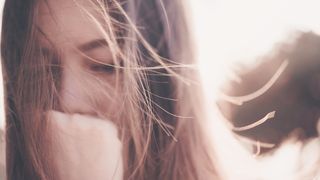 Cum îți păcălești mintea când anxietatea te lovește?