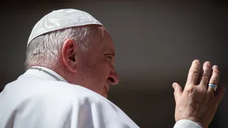 Trei papi &icirc;n același timp? Zvonurile privind retragerea Papei Francisc aprind "cel mai negru scenariu"