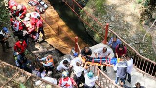 La un pas de o tragedie: Un pod s-a prăbuşit în timpul inaugurării și sunt cel puţin 25 de răniţi