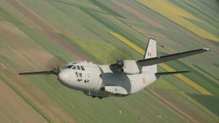 O aeronavă C-27 J Spartan a Forţelor Aeriene transportă în Italia un nou-născut în stare gravă