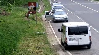 Mașină confiscată în Bihor, pentru că șoferul a aruncat gunoaie pe marginea drumului