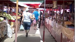 VIDEO | Aveți grijă ce cumpărați de pe tarabele din piață pentru că ați putea ajunge la spital: &bdquo;Peștele ăsta este cald!&rdquo;