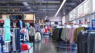 4 din 10 tineri au cumpărat în ultimul an produse contrafăcute