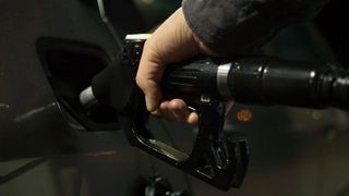 Prețul petrolului, un nou maxim. Cât costă azi motorina și benzina în România