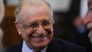 Ion Iliescu ar putea rămâne fără certificatul de revoluționar. Câți bani pierde fostul președinte