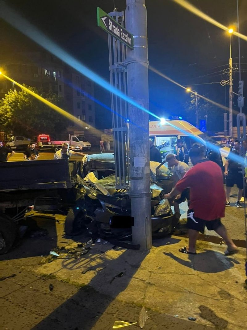O adolescentă se luptă să rămână în viață, după un accident teribil pe Șoseaua Chitilei. Bărbatul care se afla la volanul mașinii era beat şi drogat