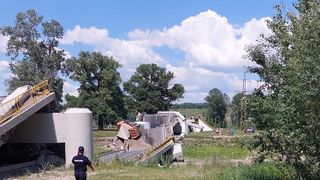 Un pod din Neamț s-a prăbușit, &icirc;n timp ce un camion și o autilitară se aflau &icirc;n tranzit/Unul dintre șoferi a fost rănit