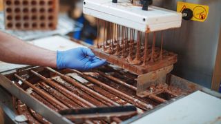 Două persoane au căzut &icirc;ntr-un rezervor plin de ciocolată. Ambii pacienți au fost transportați la spital 