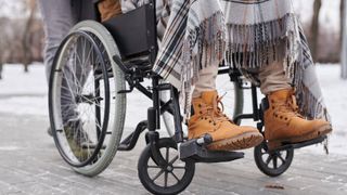 Un bătrân în scaun cu rotile a fost bătut de o ieșeancă pentru câțiva lei. Tânăra a fost arestată pentru 30 de zile