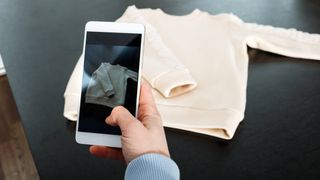 O grupare de rom&acirc;ni, prinsă c&acirc;nd vindeau marfă contrafăcută &icirc;n Italia. &bdquo;Vindeau pe Facebook jachete false Woolrich, Nike și Adidas&rdquo;