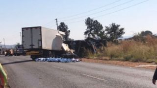 Accident violent &icirc;ntre un autobuz și un camion: cel puţin 15 morţi şi 37 de răniţi