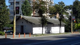 Credincioșii stau și păzesc biserica de pe trotuar, ca să nu fie distrusă de buldozere. C&acirc;nd ar urma să fie dăr&acirc;mat lăcașul de cult din Constanța