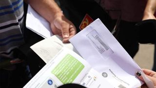 Nicolae Ciucă a vorbit despre distribuirea voucherelor sociale. Primele carduri au fost distribuite de Poşta Română