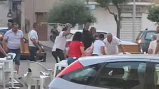 Scandal general &icirc;ntre un grup de rom&acirc;ni și un grup de bulgari &icirc;n sudul Italiei