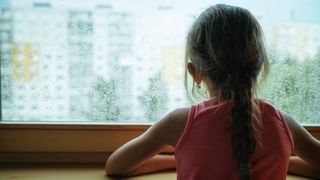 O fetiță de 3 ani a fost găsită complet dezbrăcată pe o stradă din Piteşti