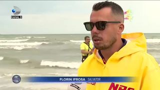 Turiști scoși din valuri de salvamari