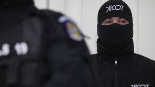 Bărbat arestat preventiv pentru trafic de stupefiante, înşelăciune şi punere în circulaţie de valori falsificate