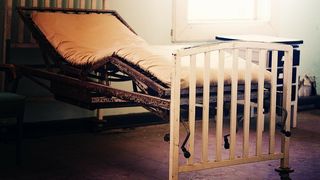 VIDEO - Tinerii cu handicap internați într-un centru din sudul țării au fost abandonați ploșnițelor și altor gângănii care au invadat saltelele și pereții