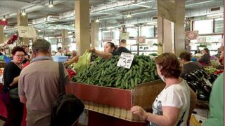 VIDEO | Cumpărăturile la kilogram au devenit un lux pentru români! Prețurile ridicate în comparație cu veniturile oamenilor îi fac să calculeze produsele până la ultimul leu