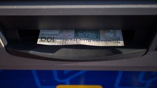 Persoane vârstnice furate la bancomat. Suspecții le sustrăgeau cardurile bancare după ce retrăgeau o sumă de bani