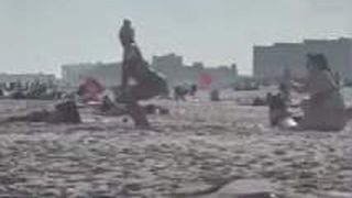 Imagini inedite pe plajele din Ucraina. Cum se pozează femeile &icirc;n timp ce țara este &icirc;n război