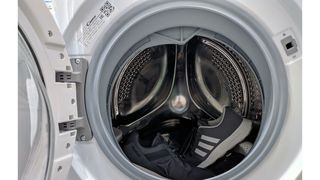 Cum se pregătește &icirc;ncălțămintea sportivă pentru a fi curățată &icirc;n mașina de spălat?